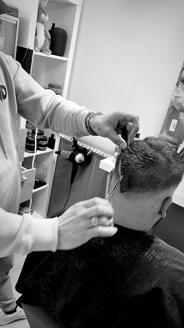 Elias the Barber aan het werk